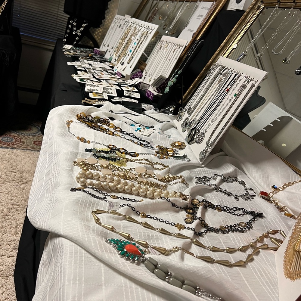 NWT Lia Sophia box 10 NEW pieces total retail $500+ necklaces, bracelets, rings - Picture 10 of 16